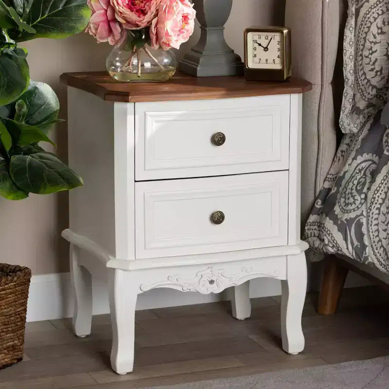 Comodino Darlene in legno a 2 cassetti Bianco/Marrone ciliegio - Baxton Studio: Stile tradizionale, Maniglie intagliate, Contenitore