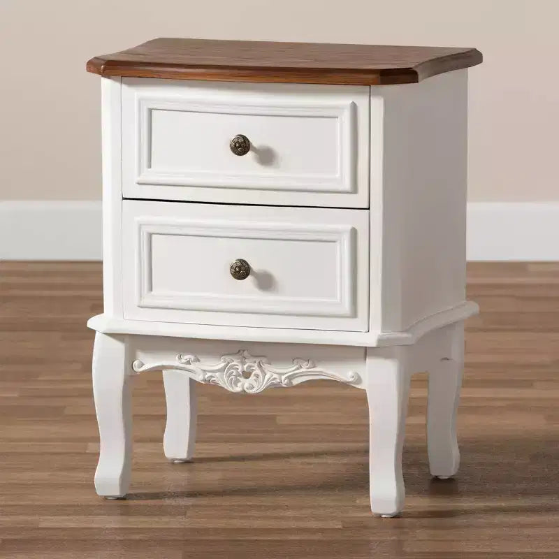 Comodino Darlene in legno a 2 cassetti Bianco/Marrone ciliegio - Baxton Studio: Stile tradizionale, Maniglie intagliate, Contenitore