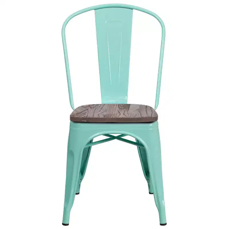 Sedia impilabile in metallo con sedile in legno