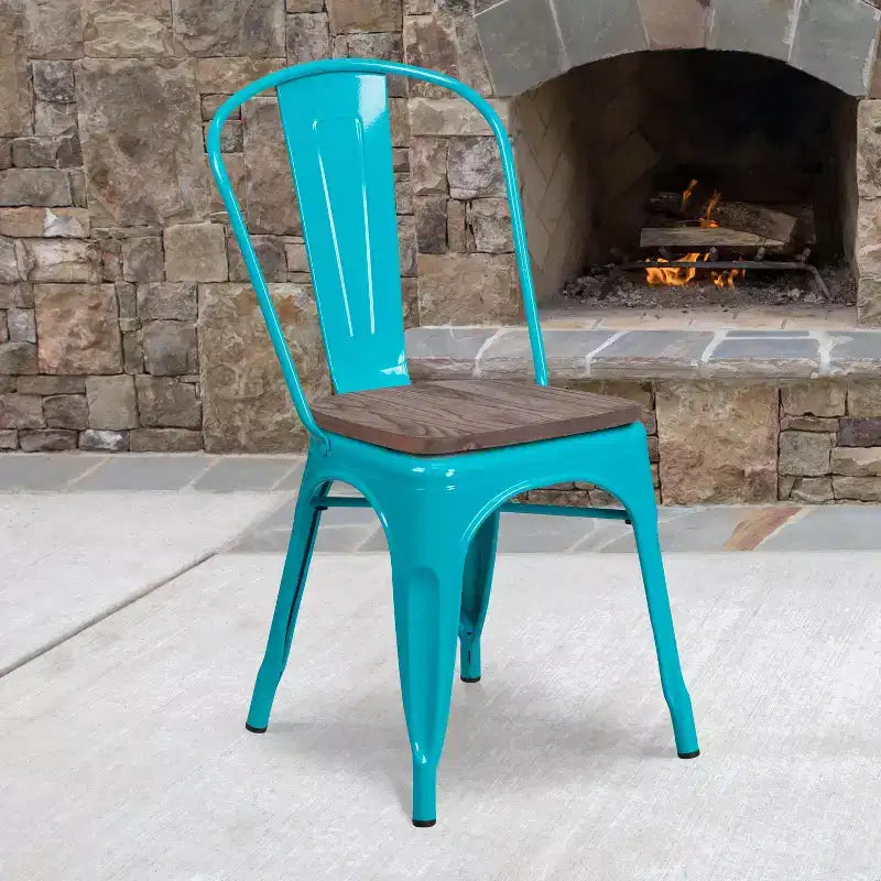 Sedia impilabile in metallo con sedile in legno