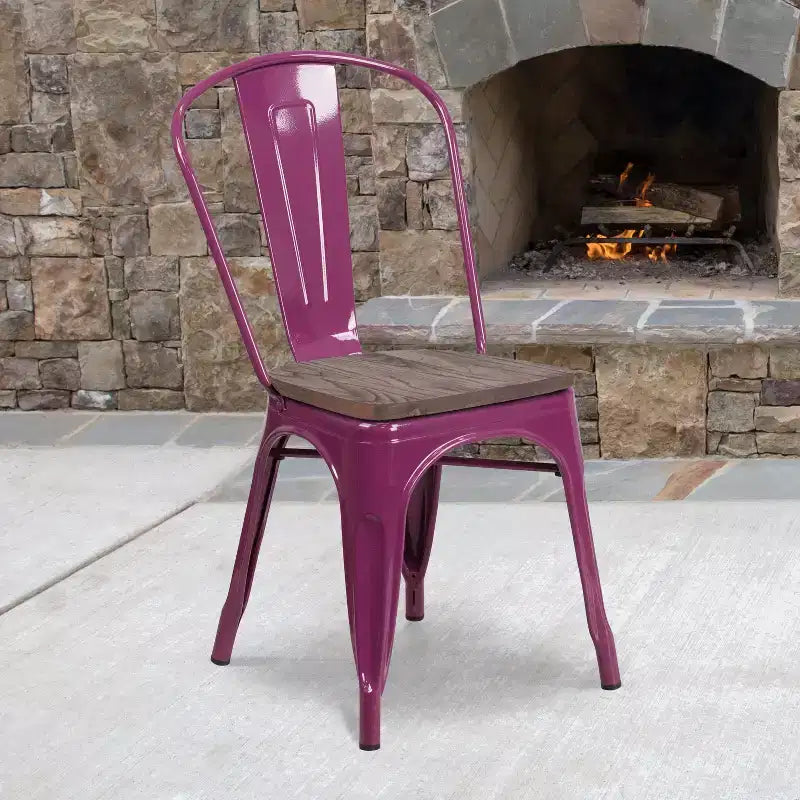 Sedia impilabile in metallo con sedile in legno